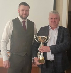 Руководителю проекта ОП г.Бузулук А.А. Иванову от АО «Оренбургнефть» вручен кубок «Лучший подрядчик по бурению скважин по итогам работы за 2023 год».